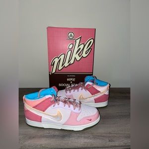 Social Status Free Lunch Strawberry Milk Dunks